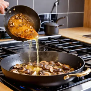 Рецепт Котлеты с шампиньонами и трюфельным маслом - Обжарка грибов и лука