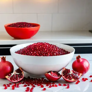 Рецепт Коул-слоу с гранатом и грецкими орехами - Очистка и добавление граната