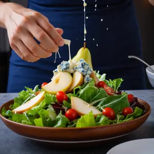 Рецепт Коул-слоу с грушей и голубым сыром - Добавление голубого сыра