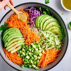 Рецепт Коул-слоу с киви и кунжутной заправкой - Смешивание ингредиентов