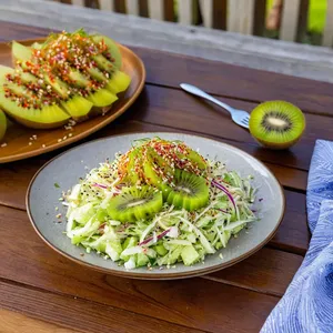 Рецепт Коул-слоу с киви и кунжутной заправкой - Подача салата