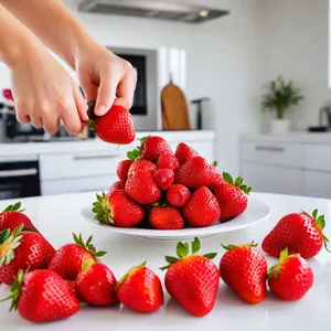 Рецепт Коул-слоу с клубникой и миндалем в ванильной заправке - Подготовка клубники