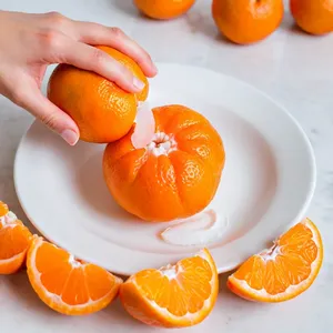 Рецепт Коул-слоу с мандарином и кедровыми орешками - Подготовка мандаринов