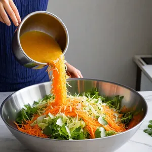 Рецепт Коул-слоу с морковью и кинзой в медовой заправке - Смешивание салата