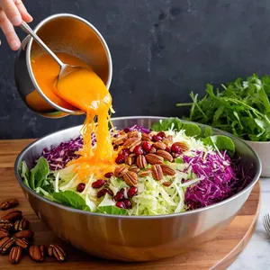 Рецепт Коул-слоу с пеканом и клюквой в апельсиновой заправке - Сборка салата