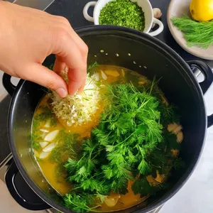 Рецепт Кулеш с колбасками и перловкой - Добавление чеснока и зелени