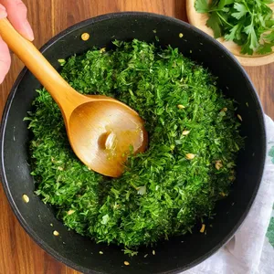 Рецепт Кулеш с копченой грудинкой и чесноком - Добавление чеснока и зелени