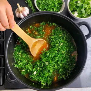 Рецепт Кулеш с копченой курицей и рисом - Добавление чеснока и зелени