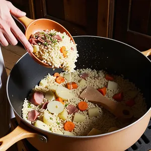 Рецепт Кулеш с копченой ветчиной и ячневой крупой - Добавление картофеля и крупы