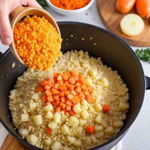 Рецепт Кулеш с копченым лососем и укропом - Добавление картофеля и пшена
