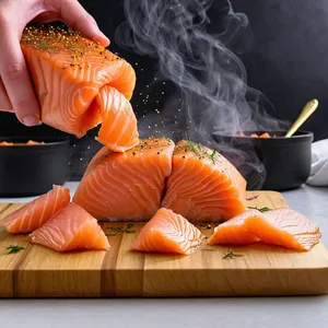 Рецепт Кулеш с копченым лососем и укропом - Добавление копченого лосося