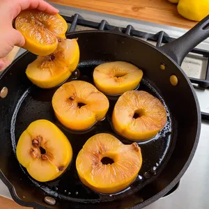 Рецепт Куриные отбивные с айвой и медовым соусом - Обжаривание айвы