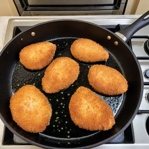 Рецепт Куриные отбивные с пармезаном и чесночным кремом - Обжарка отбивных