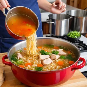 Рецепт Куриный суп-лапша с болгарским перцем и сельдереем - Добавление лапши