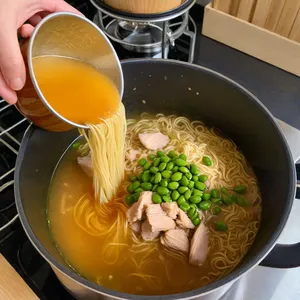 Рецепт Куриный суп-лапша с эдамаме и кунжутным маслом - Добавление лапши и эдамаме