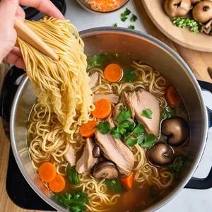 Рецепт Куриный суп-лапша с грибами и кинзой - Добавление лапши