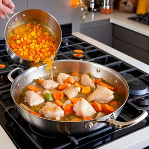 Рецепт Куриный суп-лапша с имбирем и кинзой - Обжарка овощей и курицы