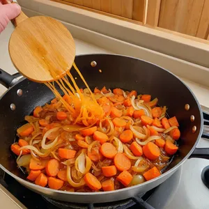 Рецепт Куриный суп-лапша с кукурузой и зеленым горошком - Обжарка овощей