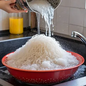 Рецепт Куриный суп-лапша с лемонграссом и кокосовым молоком - Приготовление лапши
