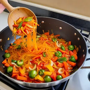 Рецепт Куриный суп-лапша с печеным перцем и кинзой - Обжарка овощей