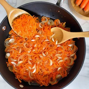 Рецепт Куриный суп-лапша с пекинской капустой и кунжутом - Обжарка овощей