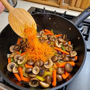Рецепт Куриный суп-лапша с шампиньонами и морковью - Обжарка овощей и грибов