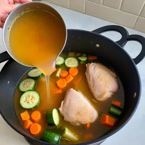 Рецепт Куриный суп-лапша с цукини и чесноком - Добавление овощей в бульон