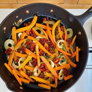 Рецепт Куриный суп-лапша с вялеными томатами и орегано - Обжарка овощной заправки