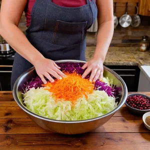 Рецепт Квашеная капуста с яблоками и клюквой - Смешивание ингредиентов