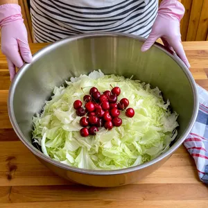 Рецепт Квашеная капуста с вишней и гвоздикой - Смешивание ингредиентов