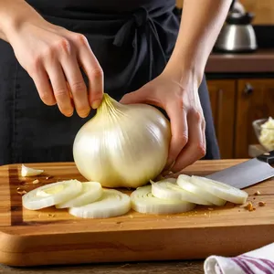 Рецепт Луковый суп с гранатовой карамелью и кедровыми орешками - Подготовка лука и чеснока
