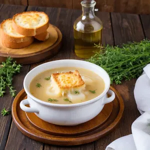 Рецепт Луковый суп с карамелизированным чесноком и тимьяном - Подача