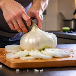 Рецепт Луковый суп с хрустящим сырным крокетом - Подготовка лука
