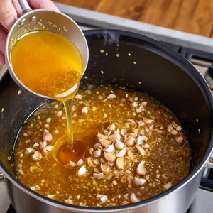 Рецепт Маринованная морковь с медом и кардамоном - Добавление чеснока и масла