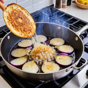 Рецепт Мясная запеканка с баклажанами и бри - Обжаривание овощей