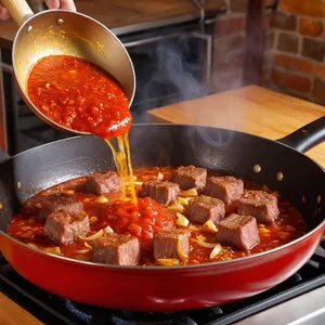 Рецепт Мясная запеканка с баклажанами и чеддером - Обжарка овощей и мяса