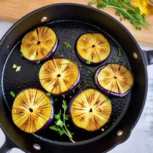 Рецепт Мясная запеканка с баклажанами и эдамером - Обжаривание овощей