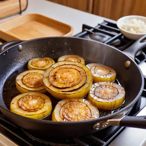 Рецепт Мясная запеканка с баклажанами и фетой - Обжарка баклажанов и лука