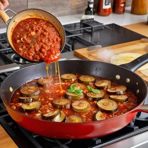 Рецепт Мясная запеканка с баклажанами и горгонзолой - Обжарка овощей и мяса