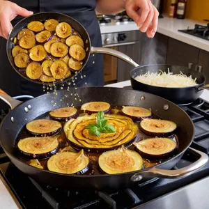 Рецепт Мясная запеканка с баклажанами и маскарпоне - Обжарка овощей