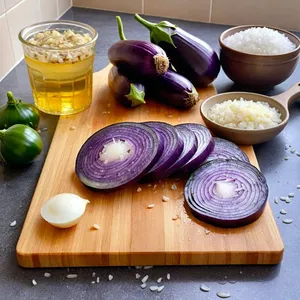 Рецепт Мясная запеканка с баклажанами и моцареллой - Подготовка овощей и лука