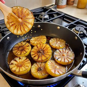 Рецепт Мясная запеканка с баклажанами и моцареллой - Обжаривание овощей
