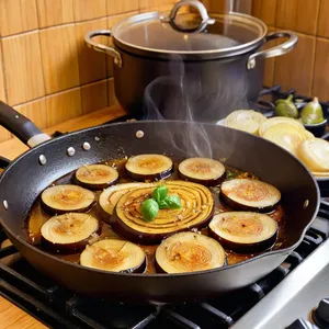 Рецепт Мясная запеканка с баклажанами и пармезаном - Обжарка овощей