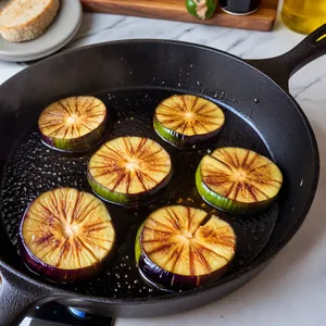 Рецепт Мясная запеканка с баклажанами и сулугуни - Обжаривание баклажанов