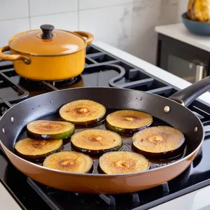 Рецепт Мясная запеканка с баклажанами и сыром дор блю - Обжарка баклажанов