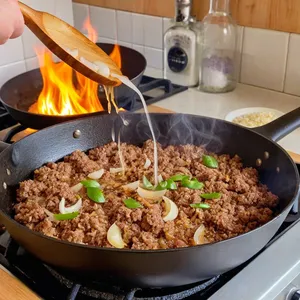 Рецепт Мясная запеканка с брокколи и чеддером - Обжарка фарша и овощей