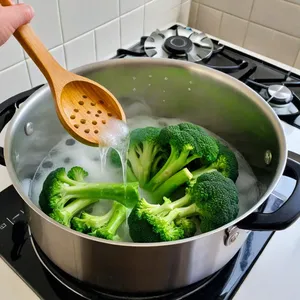 Рецепт Мясная запеканка с брокколи и чеддером - Бланширование брокколи