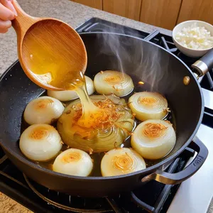 Рецепт Мясная запеканка с помидорами и моцареллой - Обжарка лука и чеснока