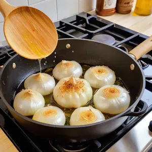 Рецепт Мясная запеканка с цукини и фетой - Обжарка лука и чеснока