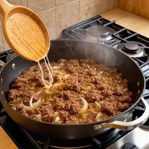 Рецепт Мясная запеканка с цветной капустой и гаудой - Обжарка фарша и лука